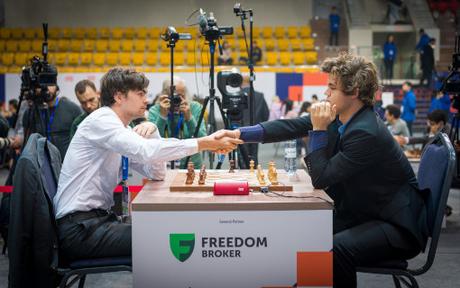 Magnus Carlsen et Tan Zhongyi remportent le rapide 2022
