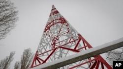 L’Ukraine vise à développer des drones de combat air-air DOSSIER - Une vue d'une tour de téléphonie de l'opérateur de réseau de téléphonie mobile ukrainien Kyivstar vue dans la périphérie de Kyiv, Ukraine, le 30 novembre 2022.