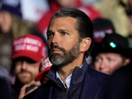 Don Jr a configuré son téléphone pour supprimer les messages texte après 30 jours avant le témoignage du 6 janvier Donald Trump Jr. écoute l'ancien président Donald Trump parler lors d'un rassemblement à l'aéroport international de Dayton le 7 novembre 2022 à Vandalia, Ohio (Getty Images)