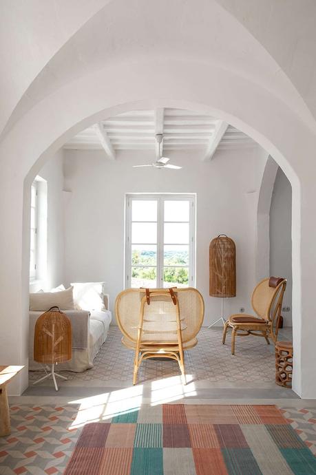 sejour lumineux spacieux rustique canape blanc beton gris chaise bois osier