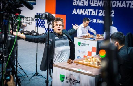 Magnus Carlsen remporte les Mondiaux rapide et blitz