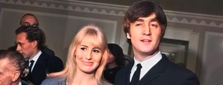 John Lennon regardait son ex-femme avec ” haine ” après qu’elle se soit fait couper les cheveux. John Lennon regardait son ex-femme avec ” haine ” après qu’elle se soit fait couper les cheveux.