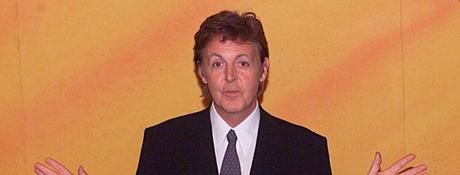 Paul McCartney a déclaré qu'il était caractéristique de montrer peu d'émotion lors du décès d'êtres chers