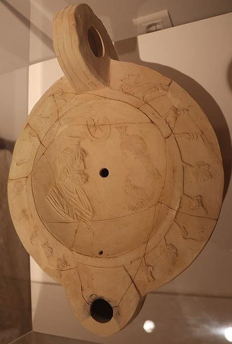 Isis Serapis Lampe 2eme siecle ap JC Brexiza Marathon_museum_-_Sanctuary_of_Egyptian_Gods,_Lamp