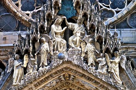 Lune-soleil : thèmes chrétiens Couronnement Vierge Gable portail central facade occi 1260 ca Cathedrale_de_Reims