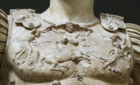 Lune-soleil : thèmes chrétiens Auguste Prima porta cuirasse gros plan