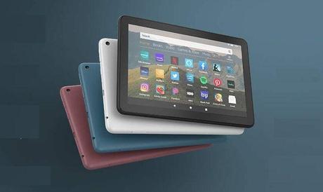 Quatre tablettes Amazon Fire HD 8 de différentes couleurs