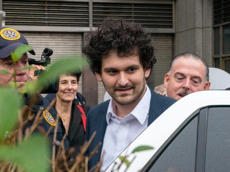 Du Téléphone Muské d'un Modèle d'Homme D'affaires Déséquilibré