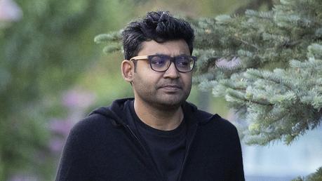 Du Téléphone Muské d'un Modèle d'Homme D'affaires Déséquilibré