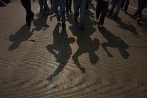 Du Téléphone Muské d'un Modèle d'Homme D'affaires Déséquilibré