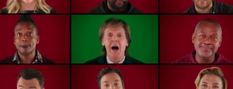 Regardez Paul McCartney, Matthew McConaughey, Reese Witherspoon et d’autres chanter “Wonderful Christmastime”.