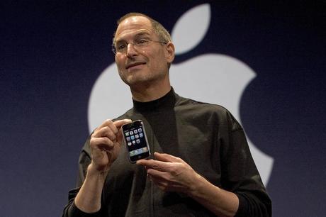 Le PDG d'Apple, Steve Jobs, tient le nouvel iPhone présenté au Macworld le 9 janvier 2007 à San Francisco, en Californie.  Le nouvel iPhone combinera un téléphone mobile, un iPod à écran large avec commandes tactiles et un appareil de communication Internet avec la possibilité d'utiliser le courrier électronique, la navigation sur le Web, les cartes et la recherche.  L'iPhone commencera à être expédié aux États-Unis en juin 2007.