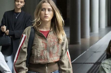 LYCÉE TOULOUSE LAUTREC : la veste à capuche kaki de Victoire dans l’épisode 1×01