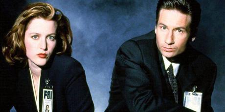 Mulder et Scully à genoux sur X-Files.