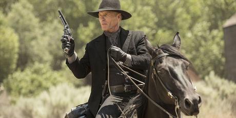 L'homme en noir sur un cheval avec une arme à feu dans Westworld.