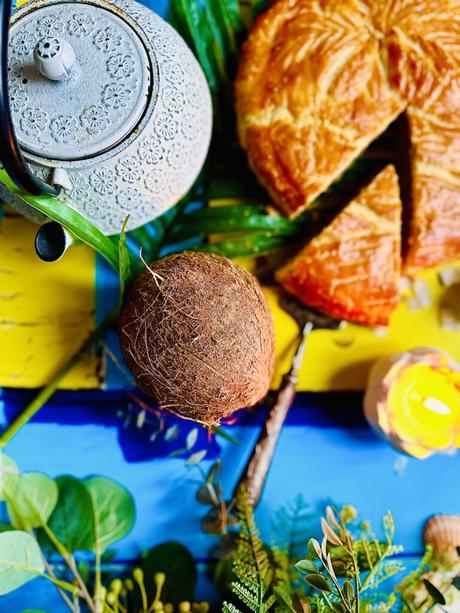 Galette des Rois exotique avec une frangipane à la noix de coco, citron vert, fève de tonka, à la vanille de Madagascar ainsi qu’une pâte feuilletée maison !