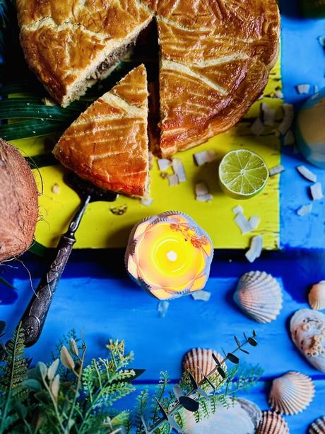 Galette des Rois exotique avec une frangipane à la noix de coco, citron vert, fève de tonka, à la vanille de Madagascar ainsi qu’une pâte feuilletée maison !