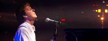 Paul McCartney joue des chansons des Beatles sur des pianos d’hôtel pour les clients parce que ” je leur ai donné une histoire “.