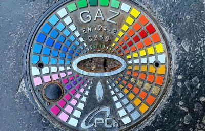 Plaques d’égouts colorées par @lestrottoirs Plaques d’égouts colorées par @lestrottoirs