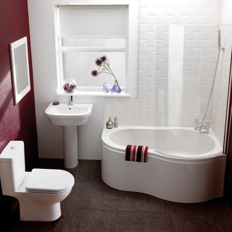 petite salle de bain baignoire blanche mur violet prune