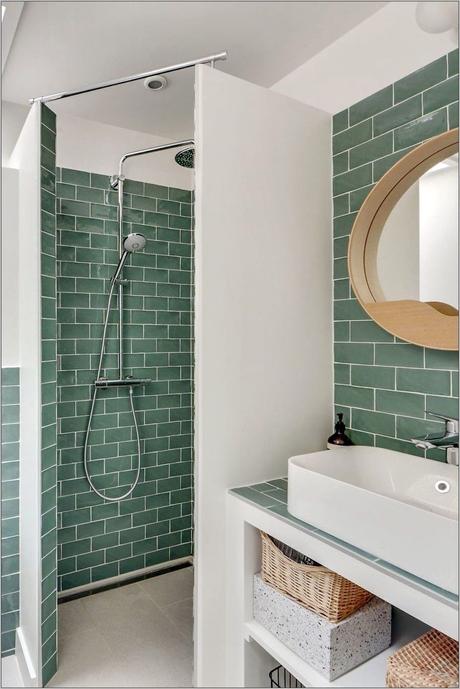 salle de bain carrelage vert céladon panier osier miroir rond bois
