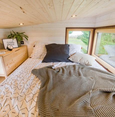 lit double meuble bois fenêtre chambre sous les toits