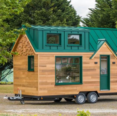 tiny house revêtement bois finition vert toit pointu