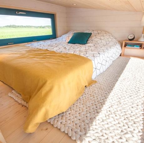 lit double tapis blanc épais étagère meuble bois