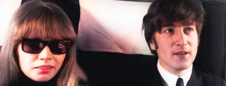 Astrid Kirchherr a été témoin d’un moment profond entre George Harrison et John Lennon après la mort du premier bassiste des Beatles. Astrid Kirchherr a été témoin d'un moment profond entre George Harrison et John Lennon après la mort du premier bassiste des Beatles.