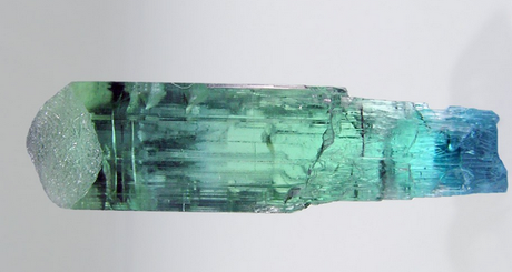 specimen de tourmalinen paraiba brute montrant les variations de couleur