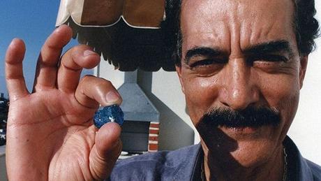 Mineur Heitor Barbosa avec une pierre de tourmaline paraiba en main