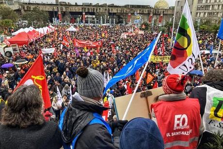 La France de Macron : au Parlement une avlanche de 49-3. Et, dans la  rue des centaines de milliers de manifestants. Un génie, qu'ils disaient...