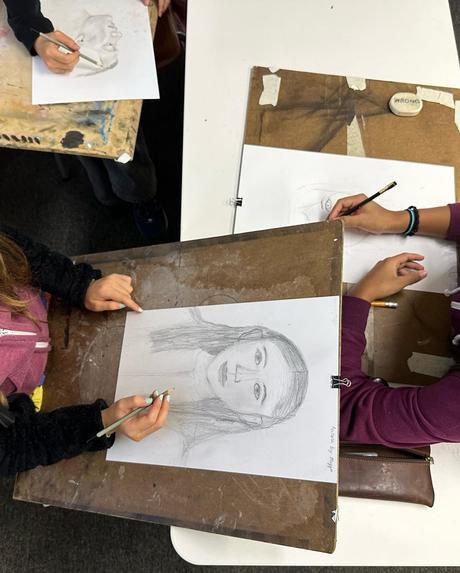 Classe de dessin de portrait des élèves de 7e année de l’école Pasadena Waldorf avec le professeur d’art HS, M. Peters – Écoles de Pasadena