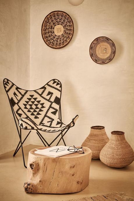 deco intérieure ethnique chic grec fauteuil noir et blanc table bois