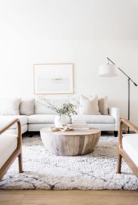 salon scandinave tapis berbère canapé d'angle blanc fauteuil table basse bois