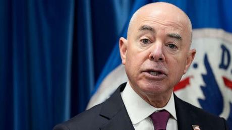 PHOTO : Le secrétaire à la Sécurité intérieure, Alejandro Mayorkas, prend la parole lors d'une conférence de presse à Washington, le 5 janvier 2023. (Susan Walsh/AP, DOSSIER)