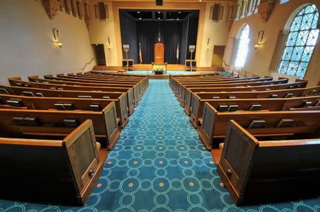 PHOTO : Des bancs dans une synagogue sont représentés sur cette image non datée.  (PHOTO DE STOCK/Getty Images)