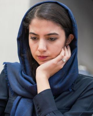 La championne d'échecs iranienne Sarah Khadem «n'est pas elle-même» avec un voile