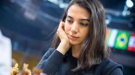 La championne d'échecs iranienne Sarah Khadem «n'est pas elle-même» avec un voile
