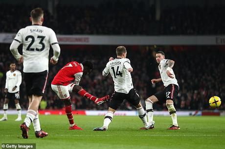 DANIEL MATTHEWS: Arsenal ‘Starboy’ Saka est l’assassin souriant, craignant Dieu et aimant les jeux vidéo Saka (à gauche) a marqué un but sensationnel lors de la victoire 3-2 d'Arsenal contre Manchester United