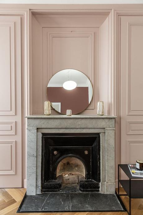 moderniser une cheminée rustique mur rose pastel marbre blanc miroir rond