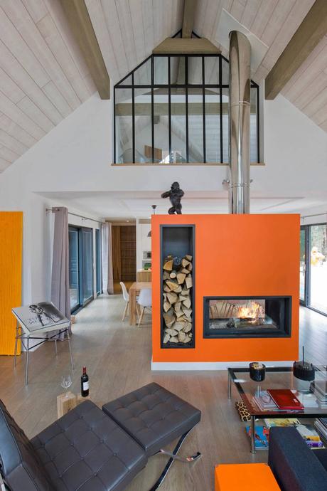 idée deco salon contemporain cheminée orange verrière métallique noire