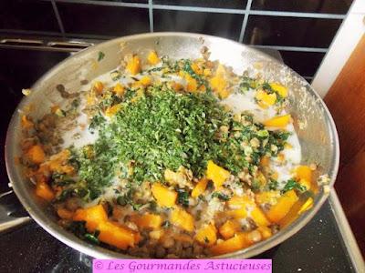 Crumble de noix à la courge, aux lentilles et au chou (Vegan) Crumble de noix à la courge, aux lentilles et au chou (Vegan)