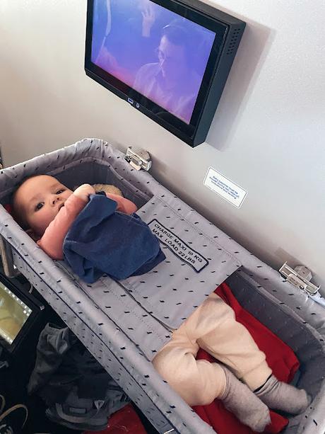 Prendre l’avion avec un bébé – Le déroulement du vol (2)