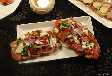 Tartines au jambon de Bayonne, bleu de brebis et tomates cerises