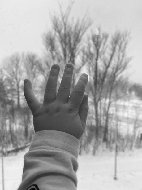 main bébé 1 an fenêtre chambre neige