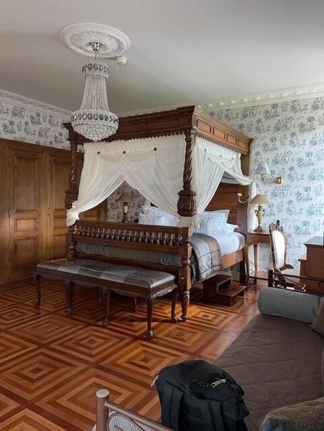 Lit à baldaquin au Château du Boisniard en Vendée