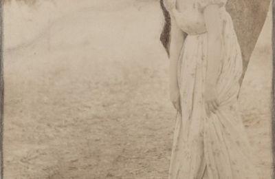 Letitia Felix tenant ses jupes