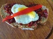 'Cojonudo', 'tapa' espagnole avec chorizo, poivrons œufs caille