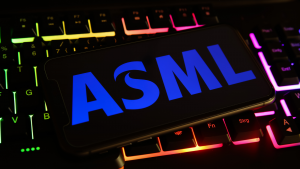 Gros plan sur l'écran du téléphone portable avec le logo ASML sur le clavier de l'ordinateur